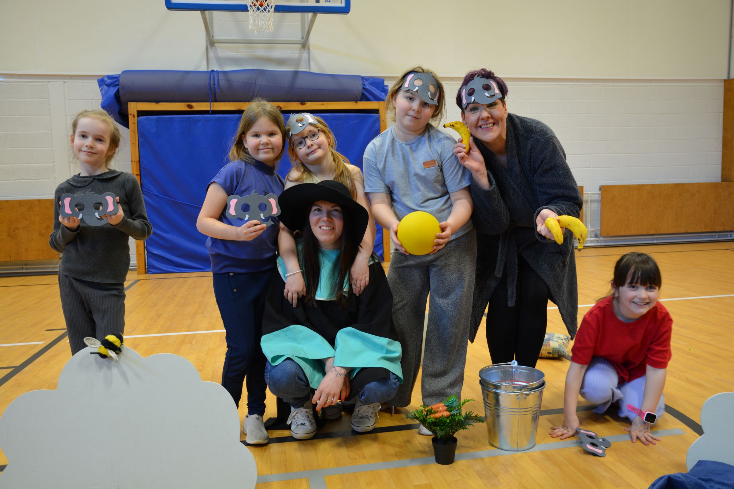 Algklasside näiteringi trupi liikmed etenduses "7 väikest elevanti"