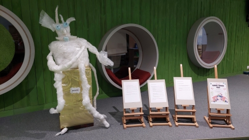 Pildil_kilest_valmistatud_skulptuur_ja_vaikesed_molbertid_juhtnooridega