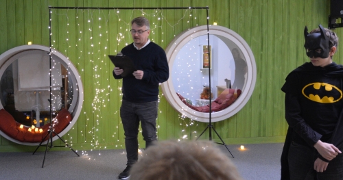 Pildil_kooli_huvijuht_ja_kostumeeritud_opilane